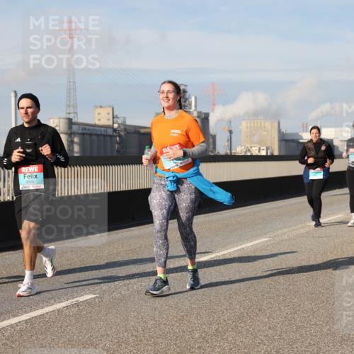 03.10.2025 - Köhlbrandbrückenlauf Lena Gebhardt http://msf.ph/oto/9098609 03.10.2025 10:10:32 Position 2 3566, 3565 meine-sportfotos.de