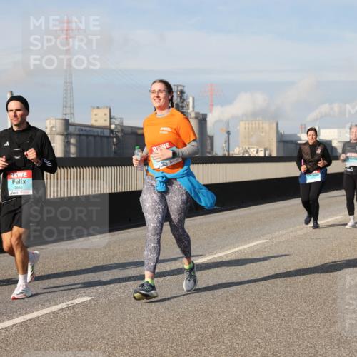 03.10.2025 - Köhlbrandbrückenlauf Lena Gebhardt http://msf.ph/oto/9098616 03.10.2025 10:10:32 Position 2 5566, 3565 meine-sportfotos.de