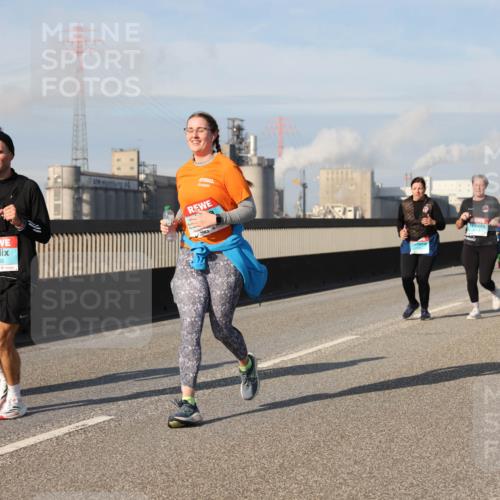 03.10.2025 - Köhlbrandbrückenlauf Lena Gebhardt http://msf.ph/oto/9098634 03.10.2025 10:10:32 Position 2 3565 meine-sportfotos.de
