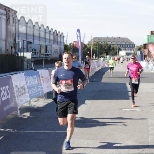 03.10.2025 - Köhlbrandbrückenlauf Jannik Wohlers http://msf.ph/oto/9098855 03.10.2025 12:56:30 Ziel 4028, 4054, 4166, 4170, 4231, 4478, 6266, 6408, 6769 meine-sportfotos.de