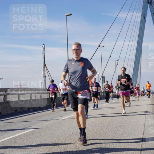 03.10.2025 - Köhlbrandbrückenlauf Michael Burmester http://msf.ph/oto/9099024 03.10.2025 12:45:18 Position 2 55, 6822 meine-sportfotos.de