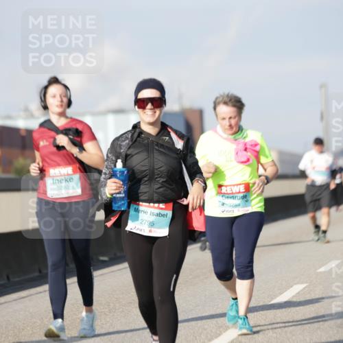 03.10.2025 - Köhlbrandbrückenlauf Jannik Wohlers http://msf.ph/oto/9099066 03.10.2025 10:20:45 Position 3 3290, 2795, 3289 meine-sportfotos.de