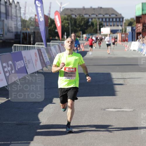 03.10.2025 - Köhlbrandbrückenlauf Jannik Wohlers http://msf.ph/oto/9099287 03.10.2025 12:56:37 Ziel 4054, 4096, 4170, 4478, 5091, 6408, 6769 meine-sportfotos.de