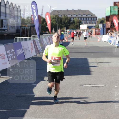 03.10.2025 - Köhlbrandbrückenlauf Jannik Wohlers http://msf.ph/oto/9099305 03.10.2025 12:56:37 Ziel 4054, 4096, 4170, 4478, 5091, 6408, 6769 meine-sportfotos.de