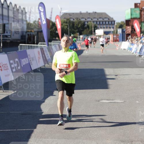 03.10.2025 - Köhlbrandbrückenlauf Jannik Wohlers http://msf.ph/oto/9099339 03.10.2025 12:56:37 Ziel 4054, 4096, 4170, 4478, 5091, 6408, 6769 meine-sportfotos.de