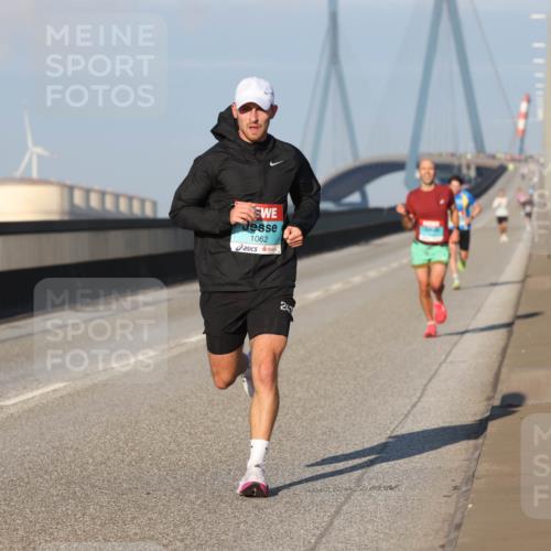 03.10.2025 - Köhlbrandbrückenlauf Lena Gebhardt http://msf.ph/oto/9099363 03.10.2025 09:35:27 Position 2 1062, 247 meine-sportfotos.de