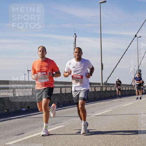 03.10.2025 - Köhlbrandbrückenlauf Michael Burmester http://msf.ph/oto/9099403 03.10.2025 12:45:32 Position 2 47, 6781, 6782 meine-sportfotos.de