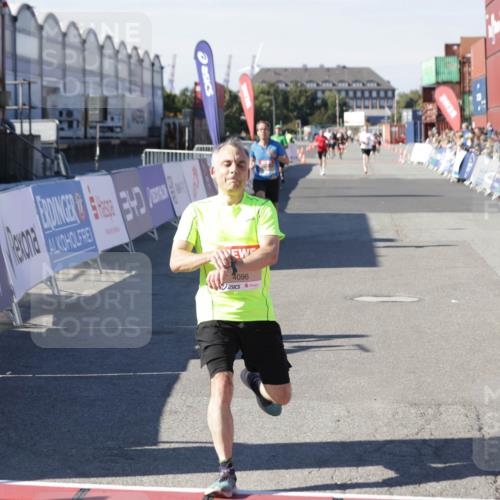 03.10.2025 - Köhlbrandbrückenlauf Jannik Wohlers http://msf.ph/oto/9099439 03.10.2025 12:56:38 Ziel 4054, 4096, 4170, 4478, 5091, 6408, 6769 meine-sportfotos.de