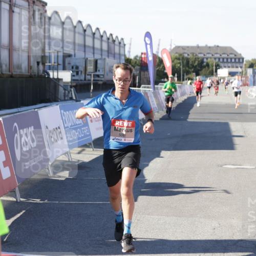 03.10.2025 - Köhlbrandbrückenlauf Jannik Wohlers http://msf.ph/oto/9099500 03.10.2025 12:56:41 Ziel 4054, 4096, 4478, 5091, 6408, 6769 meine-sportfotos.de