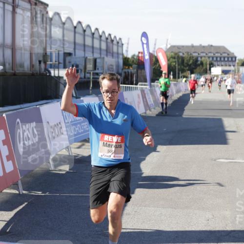03.10.2025 - Köhlbrandbrückenlauf Jannik Wohlers http://msf.ph/oto/9099524 03.10.2025 12:56:41 Ziel 4054, 4096, 4478, 5091, 6408, 6769 meine-sportfotos.de