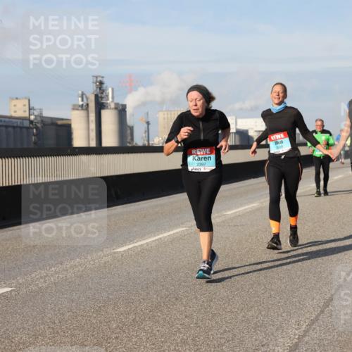 03.10.2025 - Köhlbrandbrückenlauf Lena Gebhardt http://msf.ph/oto/9099527 03.10.2025 10:10:51 Position 2 2550, 2553, 2397 meine-sportfotos.de