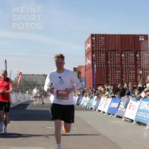 03.10.2025 - Köhlbrandbrückenlauf Jannik Wohlers http://msf.ph/oto/9099529 03.10.2025 12:56:51 Ziel 4115, 4491, 5091, 5962, 6016 meine-sportfotos.de