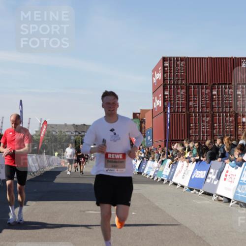 03.10.2025 - Köhlbrandbrückenlauf Jannik Wohlers http://msf.ph/oto/9099536 03.10.2025 12:56:51 Ziel 4115, 4491, 5091, 5962, 6016 meine-sportfotos.de