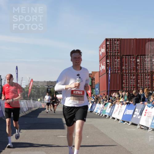 03.10.2025 - Köhlbrandbrückenlauf Jannik Wohlers http://msf.ph/oto/9099554 03.10.2025 12:56:51 Ziel 4115, 4491, 5091, 5962, 6016 meine-sportfotos.de