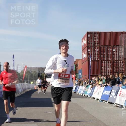 03.10.2025 - Köhlbrandbrückenlauf Jannik Wohlers http://msf.ph/oto/9099562 03.10.2025 12:56:51 Ziel 4115, 4491, 5091, 5962, 6016 meine-sportfotos.de