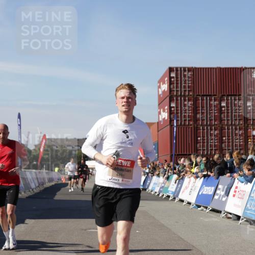 03.10.2025 - Köhlbrandbrückenlauf Jannik Wohlers http://msf.ph/oto/9099576 03.10.2025 12:56:51 Ziel 4115, 4491, 5091, 5962, 6016 meine-sportfotos.de