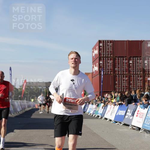 03.10.2025 - Köhlbrandbrückenlauf Jannik Wohlers http://msf.ph/oto/9099587 03.10.2025 12:56:51 Ziel 4115, 4491, 5091, 5962, 6016 meine-sportfotos.de
