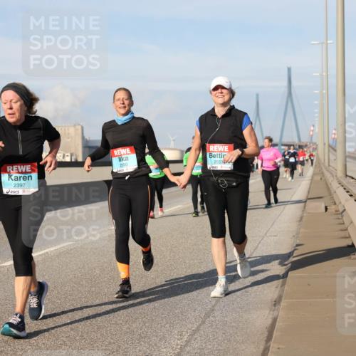 03.10.2025 - Köhlbrandbrückenlauf Lena Gebhardt http://msf.ph/oto/9099590 03.10.2025 10:10:52 Position 2 2397, 2550, 2553 meine-sportfotos.de