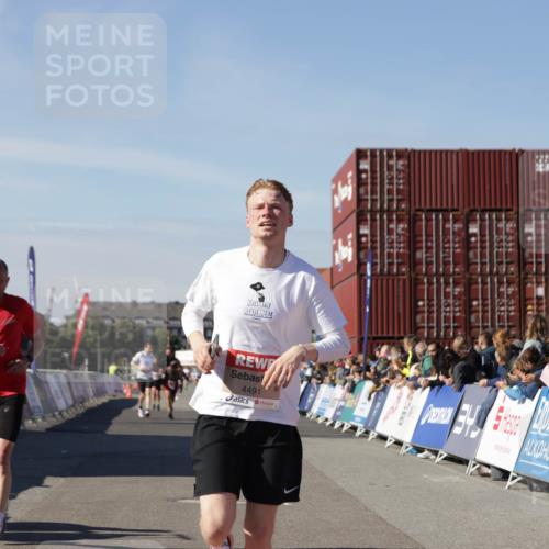 03.10.2025 - Köhlbrandbrückenlauf Jannik Wohlers http://msf.ph/oto/9099599 03.10.2025 12:56:51 Ziel 4115, 4491, 5091, 5962, 6016 meine-sportfotos.de