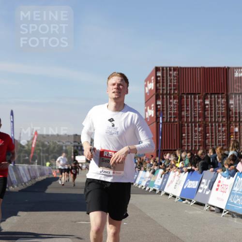 03.10.2025 - Köhlbrandbrückenlauf Jannik Wohlers http://msf.ph/oto/9099606 03.10.2025 12:56:51 Ziel 4115, 4491, 5091, 5962, 6016 meine-sportfotos.de