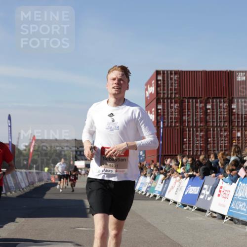 03.10.2025 - Köhlbrandbrückenlauf Jannik Wohlers http://msf.ph/oto/9099618 03.10.2025 12:56:51 Ziel 4115, 4491, 5091, 5962, 6016 meine-sportfotos.de
