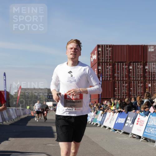 03.10.2025 - Köhlbrandbrückenlauf Jannik Wohlers http://msf.ph/oto/9099624 03.10.2025 12:56:52 Ziel 4115, 4491, 5962, 6016 meine-sportfotos.de