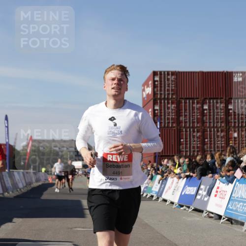 03.10.2025 - Köhlbrandbrückenlauf Jannik Wohlers http://msf.ph/oto/9099634 03.10.2025 12:56:52 Ziel 4115, 4491, 5962, 6016 meine-sportfotos.de