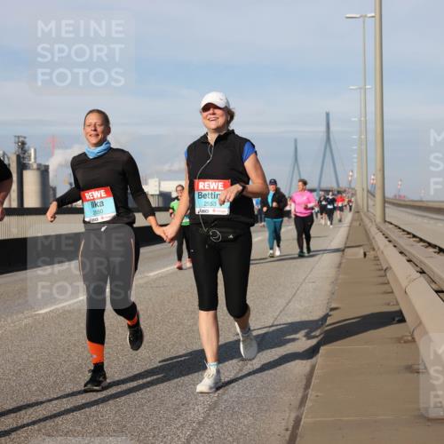 03.10.2025 - Köhlbrandbrückenlauf Lena Gebhardt http://msf.ph/oto/9099640 03.10.2025 10:10:52 Position 2 2397, 2550, 2553 meine-sportfotos.de