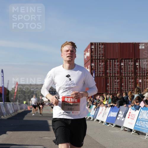 03.10.2025 - Köhlbrandbrückenlauf Jannik Wohlers http://msf.ph/oto/9099644 03.10.2025 12:56:52 Ziel 4115, 4491, 5962, 6016 meine-sportfotos.de