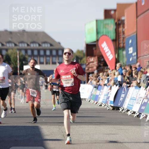 03.10.2025 - Köhlbrandbrückenlauf Jannik Wohlers http://msf.ph/oto/9099654 03.10.2025 12:56:54 Ziel 4068, 4086, 4115, 4491, 5962, 6016 meine-sportfotos.de