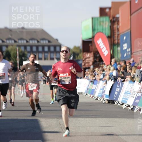 03.10.2025 - Köhlbrandbrückenlauf Jannik Wohlers http://msf.ph/oto/9099663 03.10.2025 12:56:54 Ziel 4068, 4086, 4115, 4491, 5962, 6016 meine-sportfotos.de