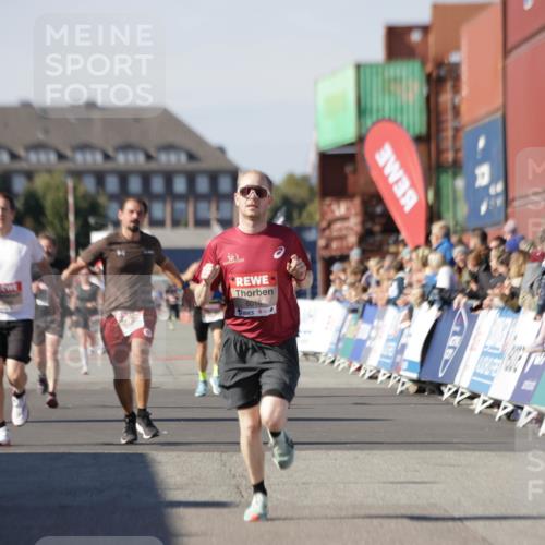 03.10.2025 - Köhlbrandbrückenlauf Jannik Wohlers http://msf.ph/oto/9099673 03.10.2025 12:56:54 Ziel 4068, 4086, 4115, 4491, 5962, 6016 meine-sportfotos.de