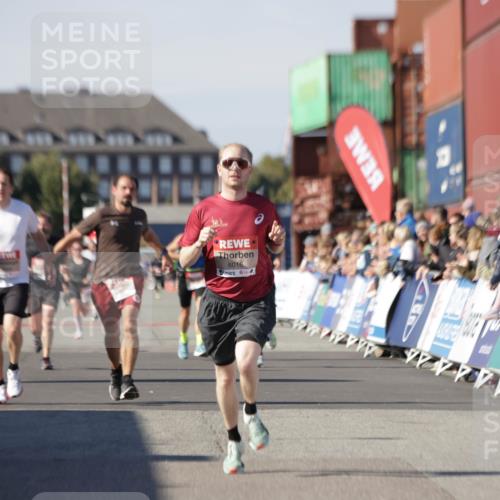 03.10.2025 - Köhlbrandbrückenlauf Jannik Wohlers http://msf.ph/oto/9099683 03.10.2025 12:56:54 Ziel 4068, 4086, 4115, 4491, 5962, 6016 meine-sportfotos.de
