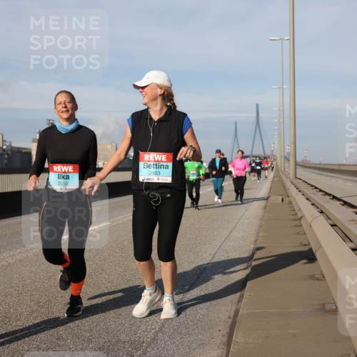 03.10.2025 - Köhlbrandbrückenlauf Lena Gebhardt http://msf.ph/oto/9099693 03.10.2025 10:10:53 Position 2 2397, 2550, 2553 meine-sportfotos.de