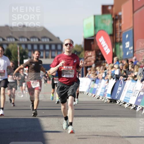 03.10.2025 - Köhlbrandbrückenlauf Jannik Wohlers http://msf.ph/oto/9099696 03.10.2025 12:56:54 Ziel 4068, 4086, 4115, 4491, 5962, 6016 meine-sportfotos.de