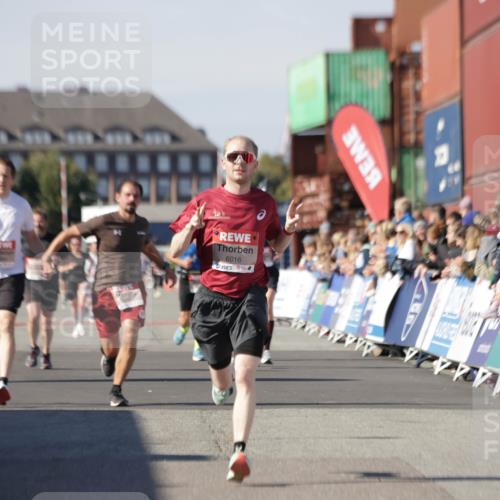 03.10.2025 - Köhlbrandbrückenlauf Jannik Wohlers http://msf.ph/oto/9099703 03.10.2025 12:56:54 Ziel 4068, 4086, 4115, 4491, 5962, 6016 meine-sportfotos.de