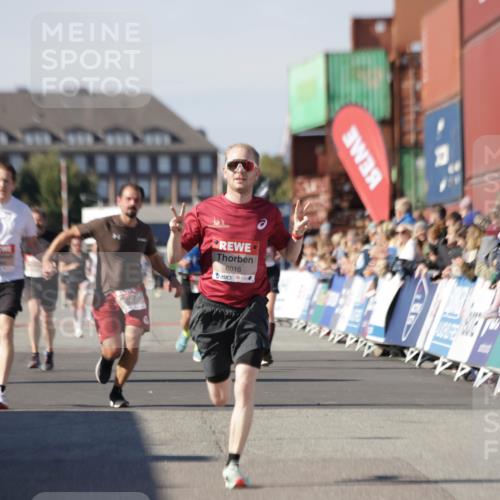 03.10.2025 - Köhlbrandbrückenlauf Jannik Wohlers http://msf.ph/oto/9099711 03.10.2025 12:56:54 Ziel 4068, 4086, 4115, 4491, 5962, 6016 meine-sportfotos.de