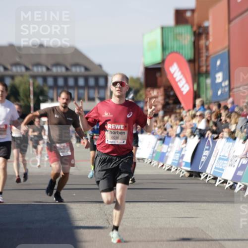 03.10.2025 - Köhlbrandbrückenlauf Jannik Wohlers http://msf.ph/oto/9099723 03.10.2025 12:56:54 Ziel 4068, 4086, 4115, 4491, 5962, 6016 meine-sportfotos.de
