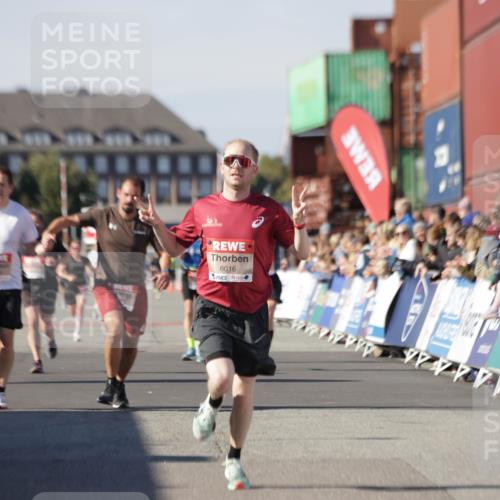 03.10.2025 - Köhlbrandbrückenlauf Jannik Wohlers http://msf.ph/oto/9099732 03.10.2025 12:56:54 Ziel 4068, 4086, 4115, 4491, 5962, 6016 meine-sportfotos.de