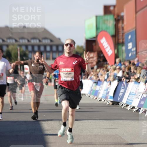 03.10.2025 - Köhlbrandbrückenlauf Jannik Wohlers http://msf.ph/oto/9099741 03.10.2025 12:56:54 Ziel 4068, 4086, 4115, 4491, 5962, 6016 meine-sportfotos.de