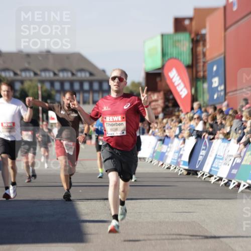 03.10.2025 - Köhlbrandbrückenlauf Jannik Wohlers http://msf.ph/oto/9099748 03.10.2025 12:56:54 Ziel 4068, 4086, 4115, 4491, 5962, 6016 meine-sportfotos.de