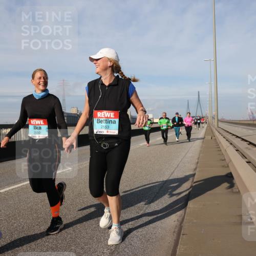 03.10.2025 - Köhlbrandbrückenlauf Lena Gebhardt http://msf.ph/oto/9099749 03.10.2025 10:10:54 Position 2 2397, 2550, 2553 meine-sportfotos.de