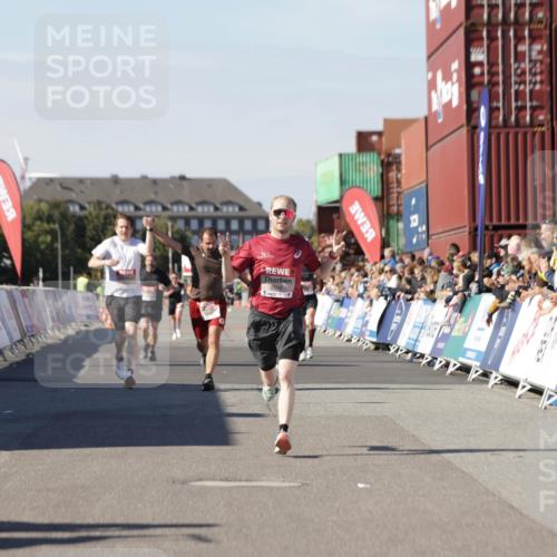 03.10.2025 - Köhlbrandbrückenlauf Jannik Wohlers http://msf.ph/oto/9099759 03.10.2025 12:56:55 Ziel 4068, 4086, 4115, 4491, 5962, 6016 meine-sportfotos.de