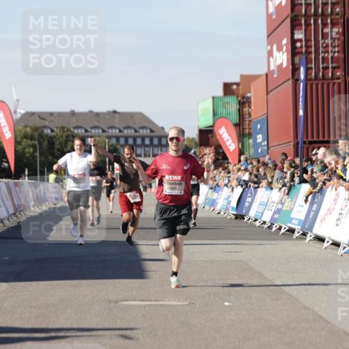03.10.2025 - Köhlbrandbrückenlauf Jannik Wohlers http://msf.ph/oto/9099774 03.10.2025 12:56:55 Ziel 4068, 4086, 4115, 4491, 5962, 6016 meine-sportfotos.de