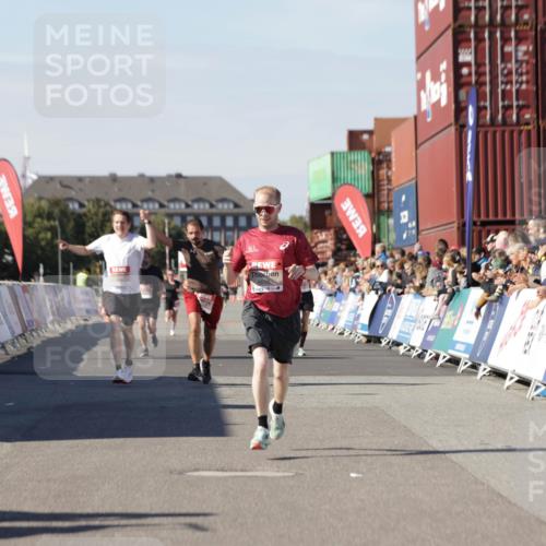 03.10.2025 - Köhlbrandbrückenlauf Jannik Wohlers http://msf.ph/oto/9099792 03.10.2025 12:56:55 Ziel 4068, 4086, 4115, 4491, 5962, 6016 meine-sportfotos.de