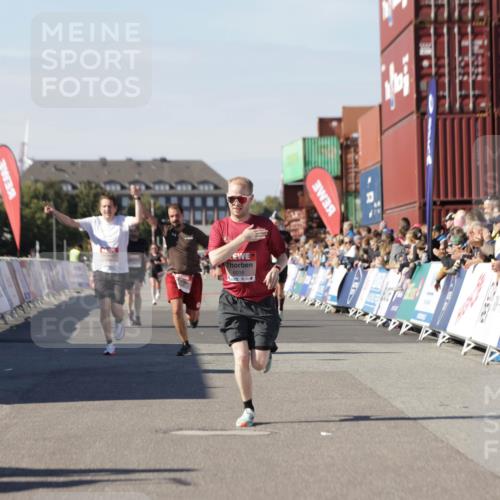 03.10.2025 - Köhlbrandbrückenlauf Jannik Wohlers http://msf.ph/oto/9099823 03.10.2025 12:56:55 Ziel 4068, 4086, 4115, 4491, 5962, 6016 meine-sportfotos.de
