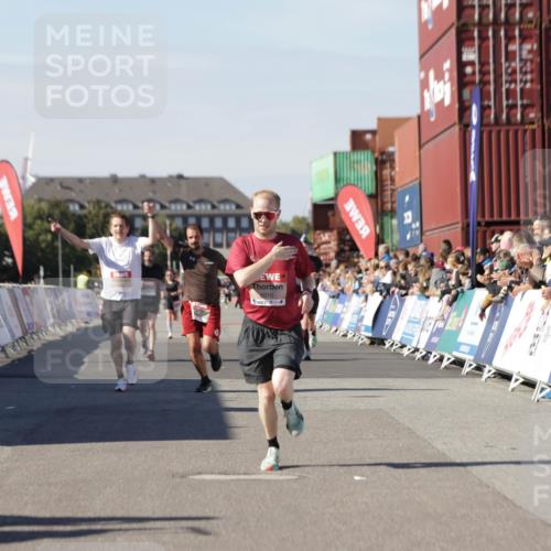 03.10.2025 - Köhlbrandbrückenlauf Jannik Wohlers http://msf.ph/oto/9099832 03.10.2025 12:56:55 Ziel 4068, 4086, 4115, 4491, 5962, 6016 meine-sportfotos.de