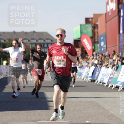 03.10.2025 - Köhlbrandbrückenlauf Jannik Wohlers http://msf.ph/oto/9099843 03.10.2025 12:56:56 Ziel 4068, 4086, 4115, 4491, 5962, 6016 meine-sportfotos.de