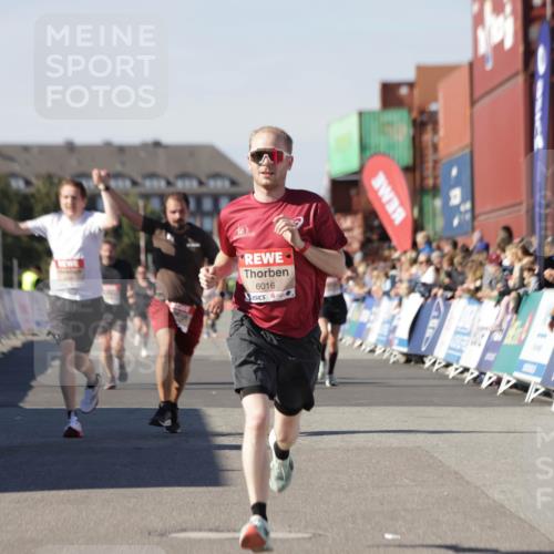 03.10.2025 - Köhlbrandbrückenlauf Jannik Wohlers http://msf.ph/oto/9099853 03.10.2025 12:56:56 Ziel 4068, 4086, 4115, 4491, 5962, 6016 meine-sportfotos.de