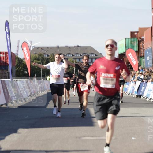 03.10.2025 - Köhlbrandbrückenlauf Jannik Wohlers http://msf.ph/oto/9099863 03.10.2025 12:56:56 Ziel 4068, 4086, 4115, 4491, 5962, 6016 meine-sportfotos.de